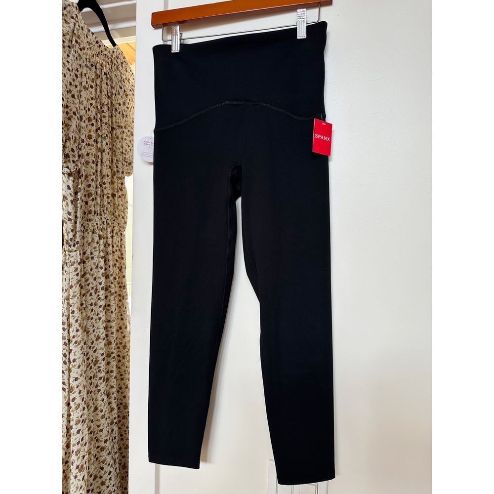 - Spanx Booty Boost Active 7/8 legging